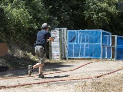 ...sempre per� rimanendo all�interno di un�area delimitata da una linea rossa...